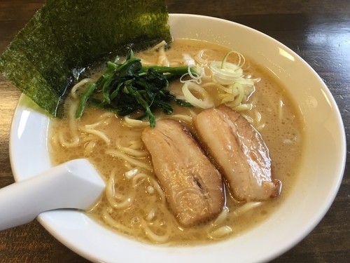 「豚骨醤油ラーメン+中盛り（硬め）」@陣取やの写真