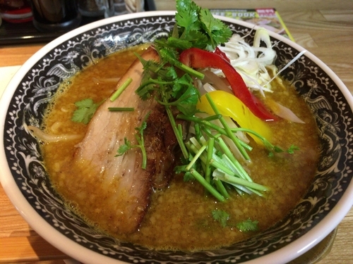 「【限定】４種スパイスのカレーパクチーラーメン＋小ライス」@麺肴 ひづきの写真