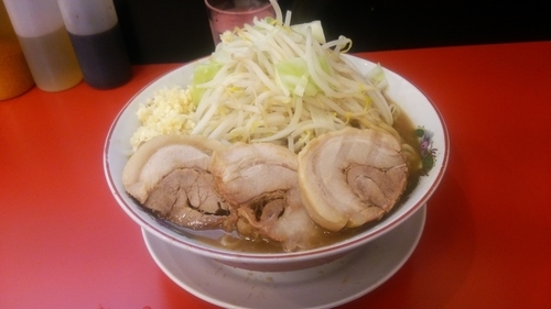 「大ラーメン ニンニク多め+豚二枚」@鷹の目 獨協大学前本店の写真