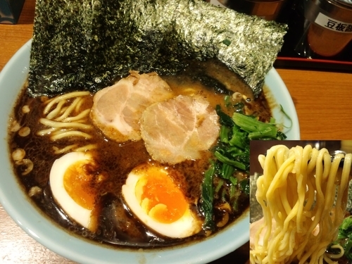 「中ラーメン味玉黒マー油950円」@らーめん 晴れる家の写真