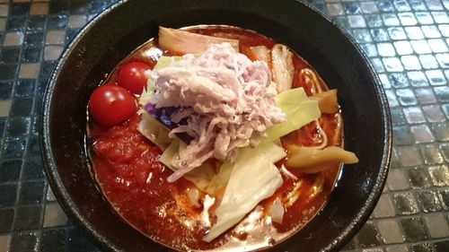 「海老トマトラーメン（850円）＋バジル替玉（150円）」@らーめん 五ノ神製作所の写真
