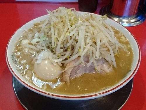 「ラーメン中盛り(野菜ﾁｮｲ増し・ネギ・味玉)」@ジャンプの写真
