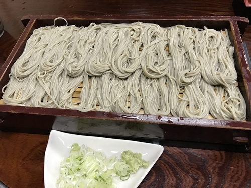 「へぎそば 中(2～3人前)2110円＋冷酒」@須坂屋そば 新潟駅前店の写真