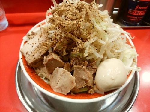 「小ラーメン豚入り＋味玉　ヤサイ削り節」@ラーメンタロー 大森の陣の写真