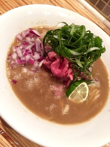 「【ゲリラ限定】鴨白湯煮干しソバ ￥900」@NOODLE STOCK 鶴おかの写真