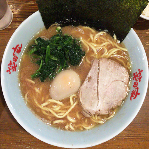 「ラーメン+味付玉子+ライス」@横浜らーめん 笑の家の写真