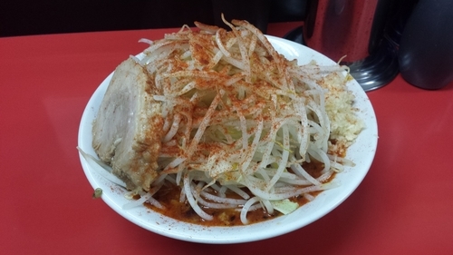 「辛ラーメン並(ヤサイちょい増しニンニク)750円」@びんびん豚の写真