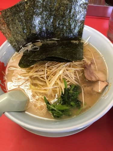「醤油ネギラーメン中盛り+海苔」@山岡家 越谷レイクタウン店の写真