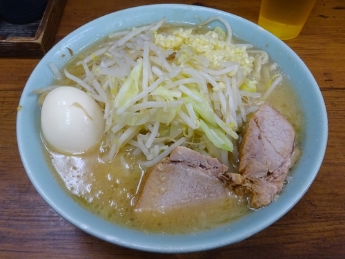 「ラーメン（700円）＋味玉子（100円）ニンニク」@ラーメン二郎 池袋東口店の写真
