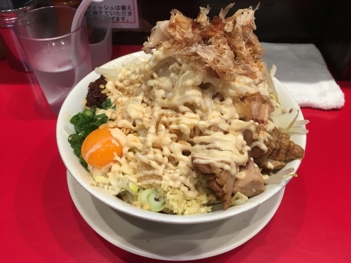 「まぜそば 全部 辛玉 ガリマヨ ¥830」@用心棒の写真