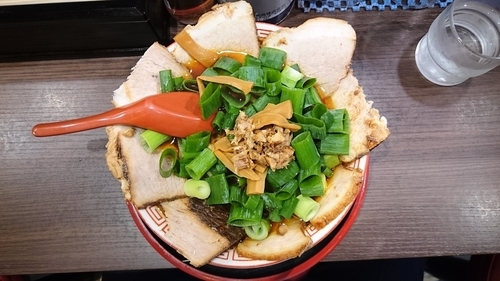 「チャーシュー麺【中盛】（￥830）+ねぎ（￥100）」@麺屋7.5Hz 新橋店の写真