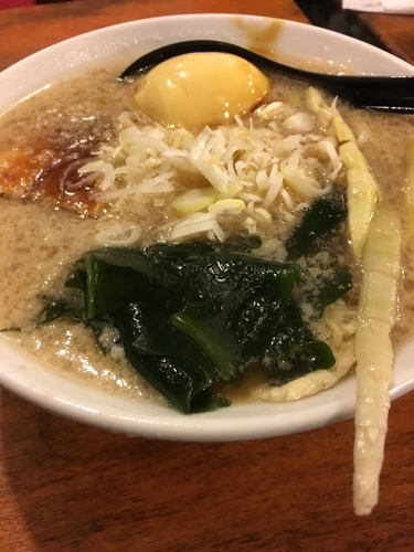 「ラーメン（味玉、ハラミ串トッピング）850円」@もつ焼き✕ラーメン 元樹 本店の写真