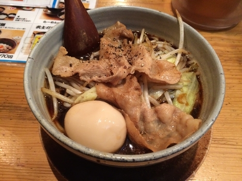「大阪黒醤油 半熟卵入り」@麺屋 武士道の写真