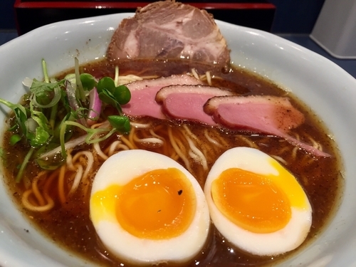 「にほんいち醤油そば 黒」@麺巧 潮の写真