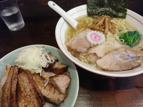 「しおラーメン700円＋チャーシュー丼300円」@オランダ亭の写真