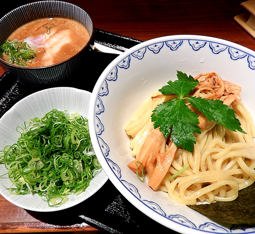 「濃厚つけ麺（麺少な目）＋九条ネギ（930円）」@麺や庄の ラゾーナ川崎店の写真