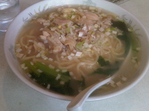 「鶏絲湯面(850円)」@上海手打ちそばヤンヤン 銀座・三原橋交番前の写真