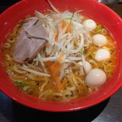 味噌とんこつラーメン(780円) + うずら(100円)