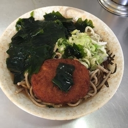 わかめコロッケそば大盛り