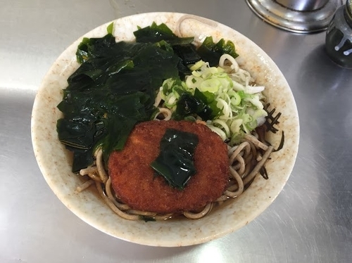 「わかめコロッケそば大盛り」@田舎そば かさいの写真