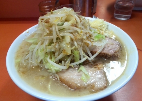 「小ラーメン700円 (麺半分、ヤサイ・ニンニク・カラメ)」@ラーメン二郎 神田神保町店の写真