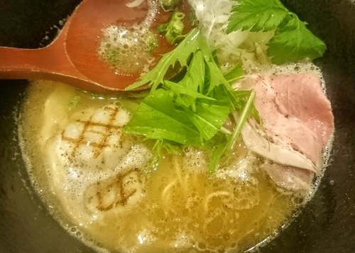 「ホタテの乗った白湯そば　醬油味（限定、１０００円）」@旨美麺 築一の写真