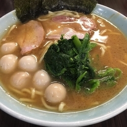 ラーメン中盛うずら増し830円、チャーハン