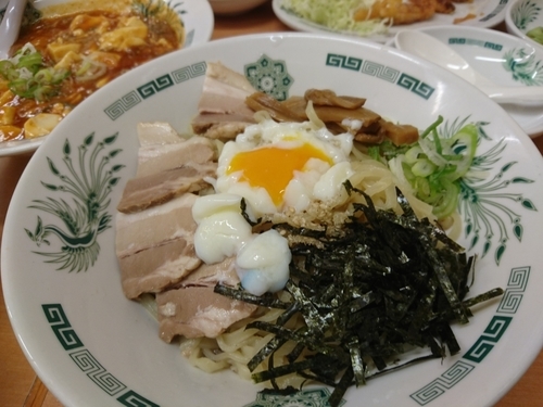 「汁なしラーメン(油そば)550円＋その他いろいろ」@熱烈中華食堂 日高屋 秋津店の写真