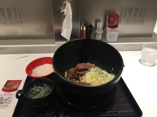 「【牛タンまぜそば黒チーズ】 大盛り 1,200円」@牛タンレストラン陣中 歌舞伎町店の写真