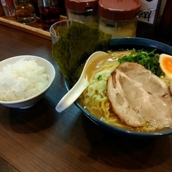 味玉ラーメン大盛り+半ライス(830円)