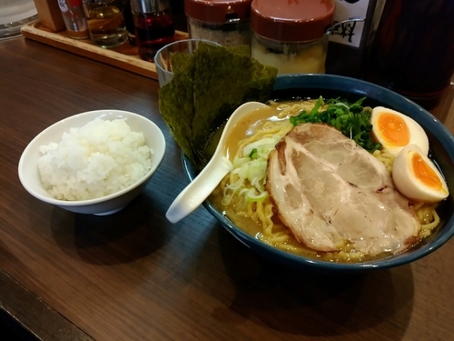 「味玉ラーメン大盛り+半ライス(830円)」@無邪気 自由が丘北口店の写真