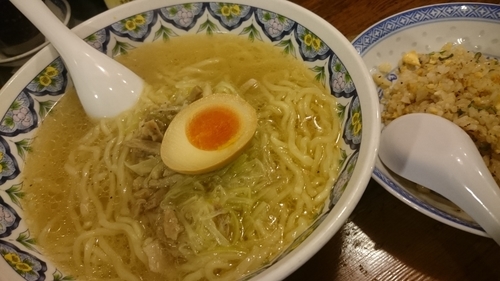 「ネギラーメン＋ミニ炒飯（ランチ）１０１０円」@中国ラーメン 揚州商人 赤坂店の写真