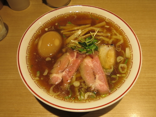 「醤油らーめん(すっきり)＋煮玉子：750円」@きたかた食堂の写真