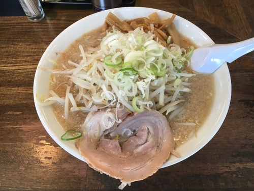 「醤油ラーメン 大盛 もやしネギ多め」@こってりらーめん 誉の写真