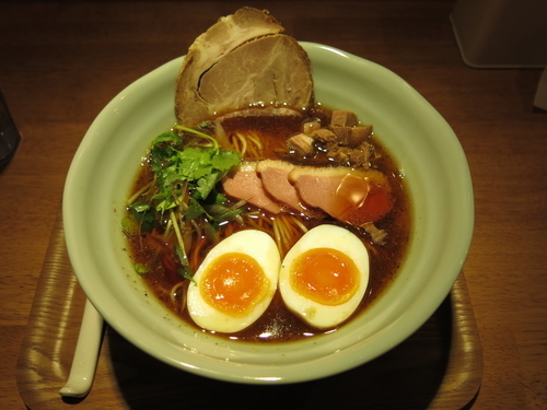 「黒（並盛）：870円」@Ramen&Bistro ushio ueno eastの写真