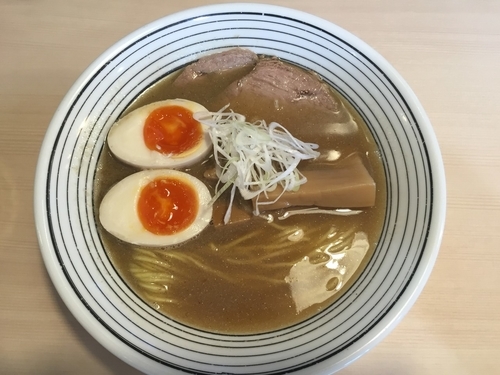 「超煮干味玉らぁめん(850円)+小ライス(100円)」@煮干しらぁめん 猫トラ亭の写真