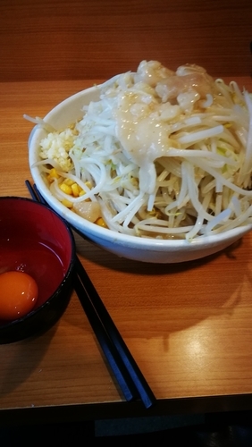 「プチ二郎(ヤサイニンニク)＋生たまご」@ラーメン二郎 八王子野猿街道店2の写真