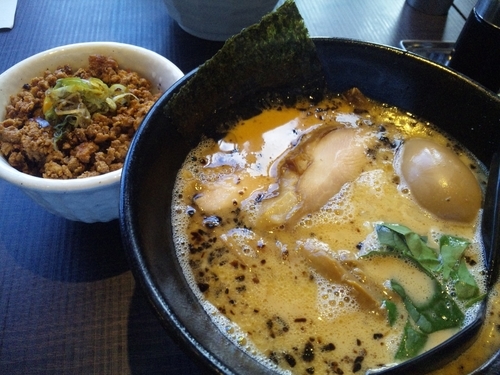 「コク玉鶏らー麺850円＋鶏そぼろ飯280円」@鶏がら屋の写真