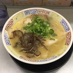 塩とんこつラーメン 750円