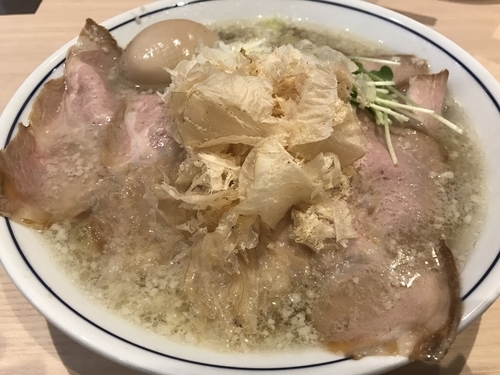 「塩チャーシュー大盛り 玉子トッピング」@らーめん鱗 茨木店の写真