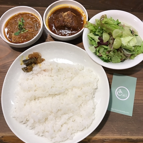 「マトンとゴボウのカレーとポークカレーの2種盛り」@猫六の写真