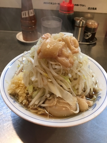 「ラーメン 味玉 野菜多め ニンニク アブラ少し」@ラーメン大 下高井戸店の写真