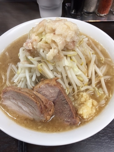 「醤油（麺中盛、野菜チョイマシ、ニンニク、アブラ、濃いめ）」@ラーメンいつきの写真