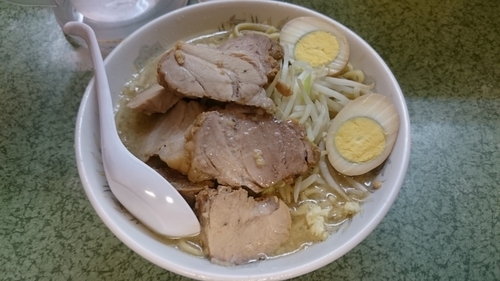 「ぶた入りラーメン、味付煮玉子、ニンニク少し、からめ」@ラーメン二郎 新宿小滝橋通り店の写真