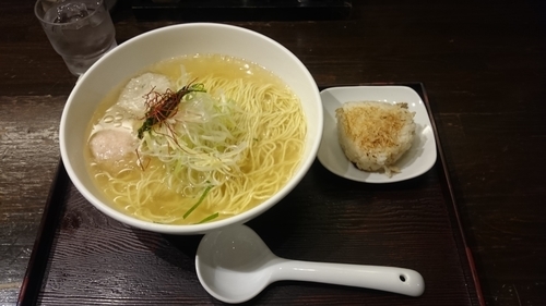 「あら炊き塩らあめん焼きおにぎり付...980円（大盛り無料）」@麺屋 海神の写真
