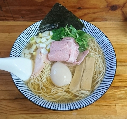 「煮干しそば 白醤油(大盛)+半玉」@中華そば よしかわの写真
