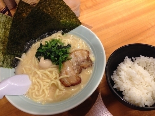 「ラーメン（醤油）＋サービスライス」@横浜家系ラーメン 船橋 魂心家の写真