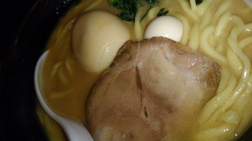 「ラーメン（醤油）並全部普通750円＋味玉100円」@横浜家系ラーメン 釜利家 大手町店の写真