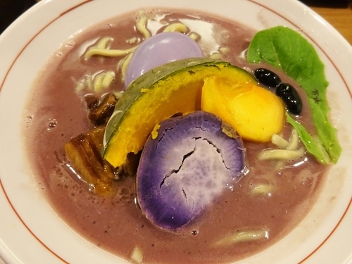 「紫味噌ハロウィン麺 ～紫玉子のせ～　　880円」@鯛塩そば 灯花 本店の写真
