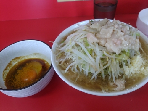 「小豚入り生卵　ニンニクアブラカラメ」@ラーメン二郎 茨城守谷店の写真